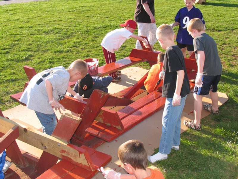 2008-06-PaintPicnicTables-004.jpg