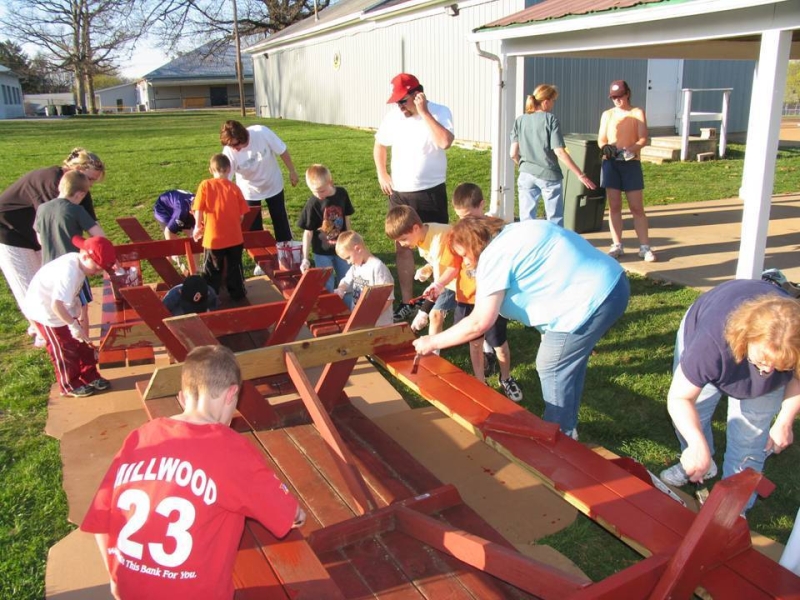 2008-06-PaintPicnicTables-011.jpg