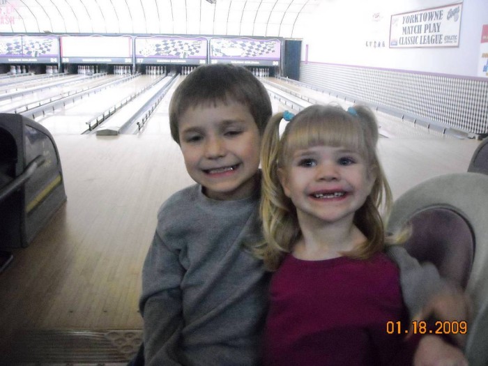 2009-GlowBowling-00001.jpg