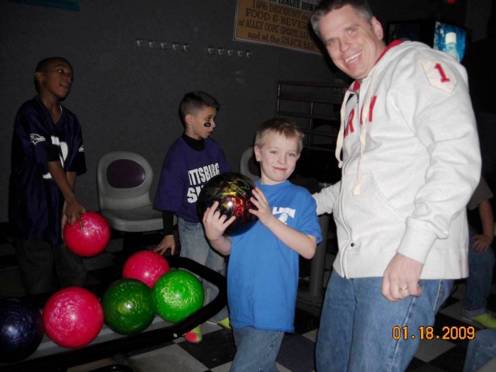 2009-GlowBowling-00007.jpg