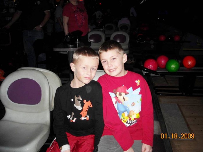 2009-GlowBowling-00021.jpg