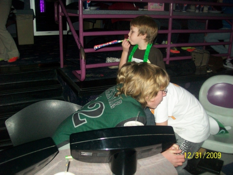2009-12-BowlingNewYearsDen5-018.jpg